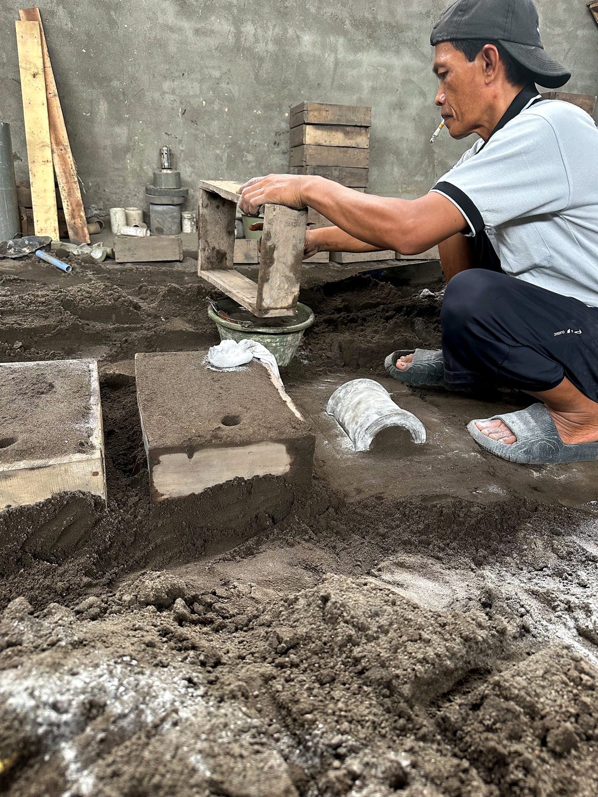 Penuangan logam ke cetakan